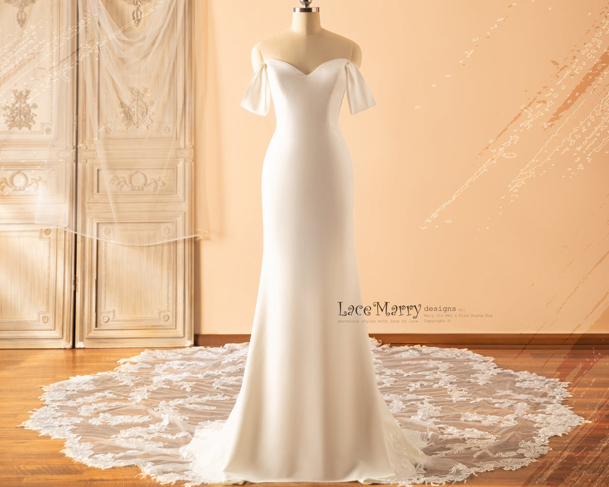SAYLOR / Plain Wedding Dress with Long Lace Train