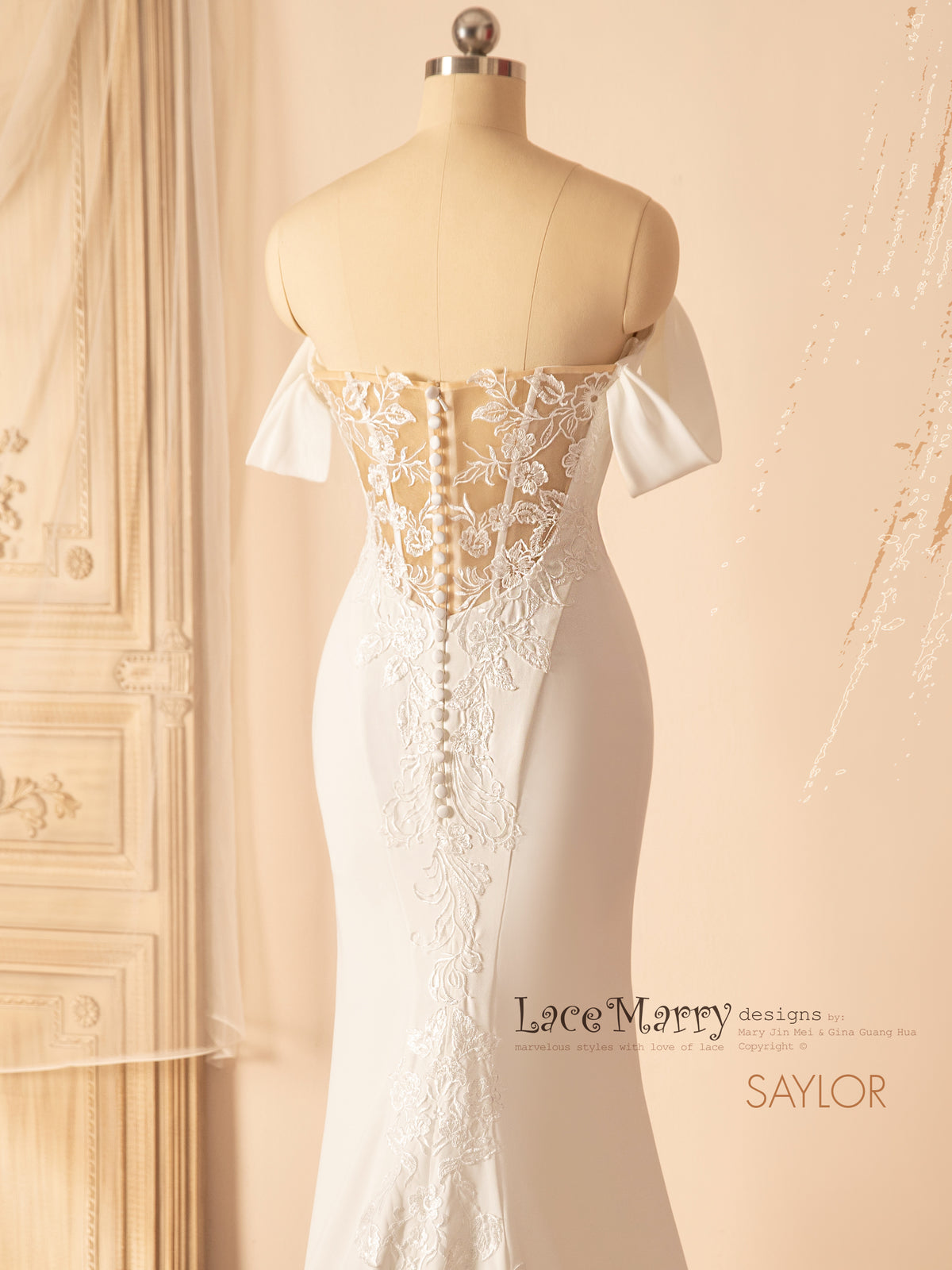 SAYLOR / Plain Wedding Dress with Long Lace Train