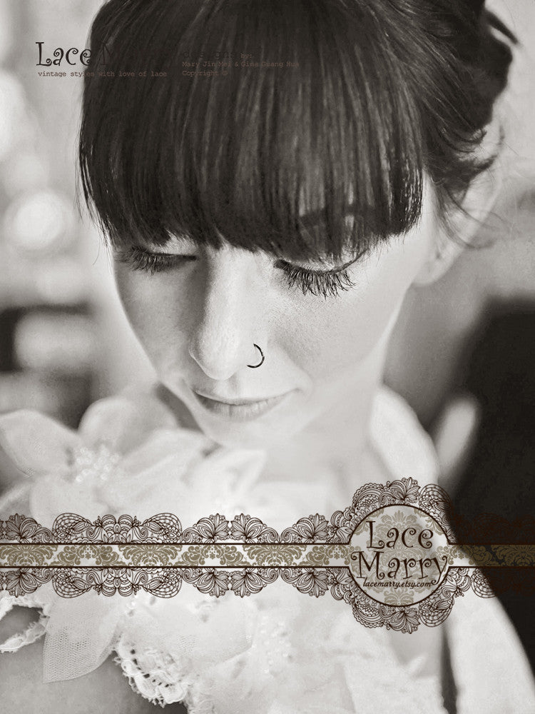 Wedding Dress with Flower Decoration on Shoulder
